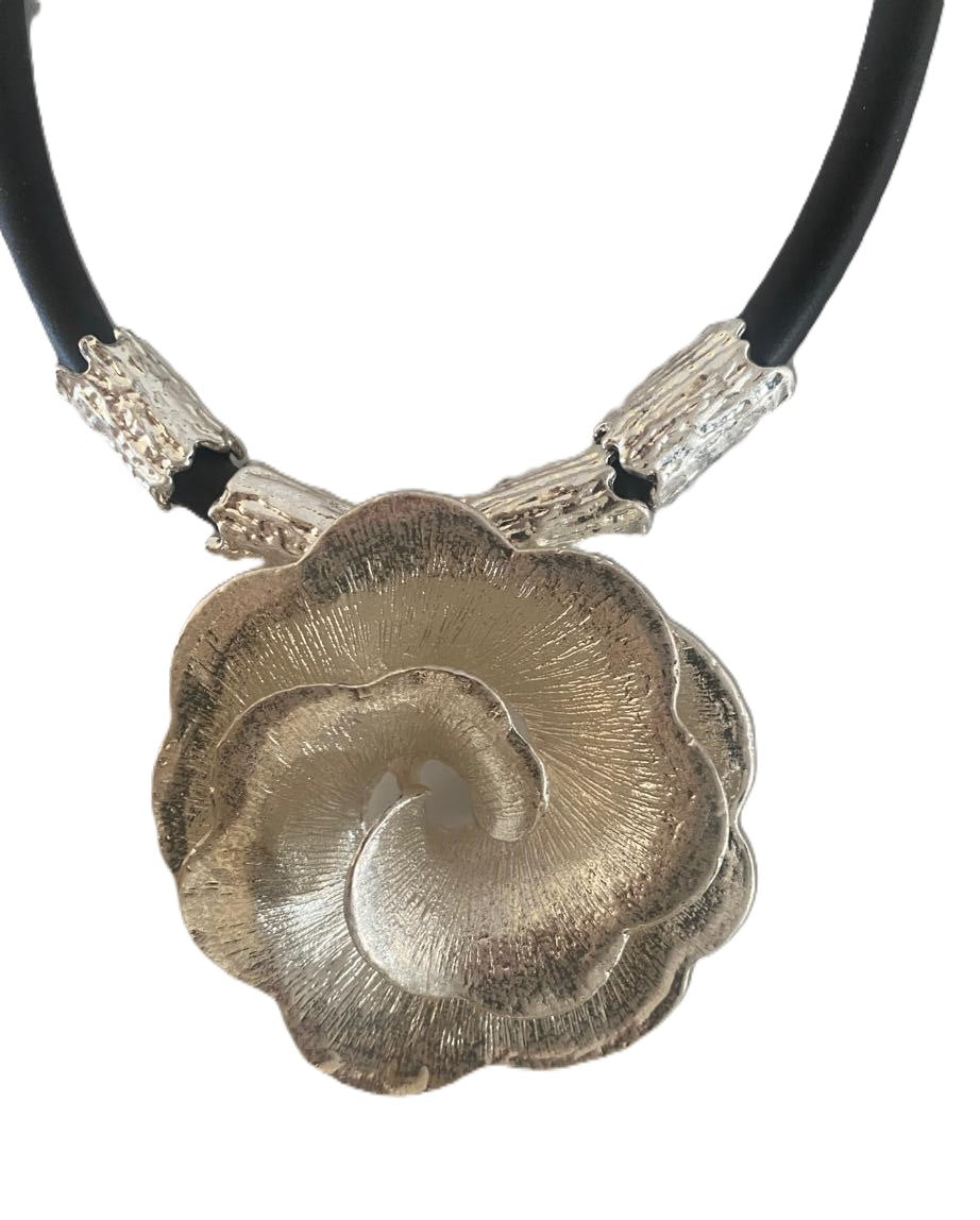 Collar de rosa plateado