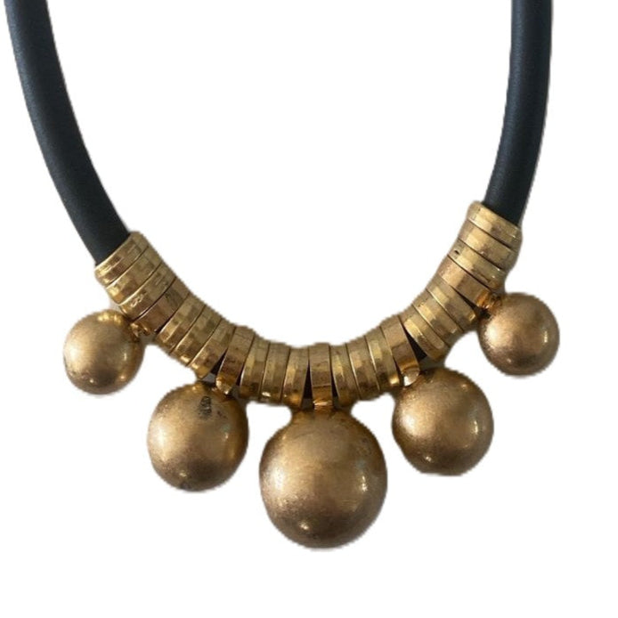 Collar bolitas dorado