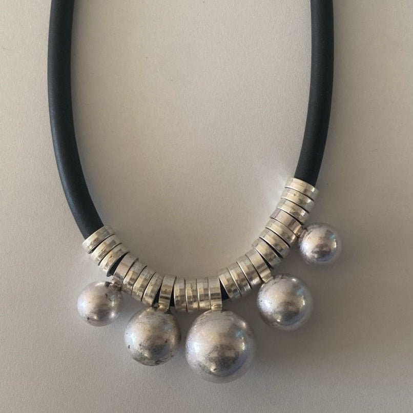 Collar bolitas plateado