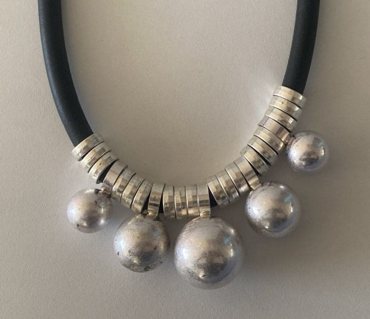 Collar bolitas plateado