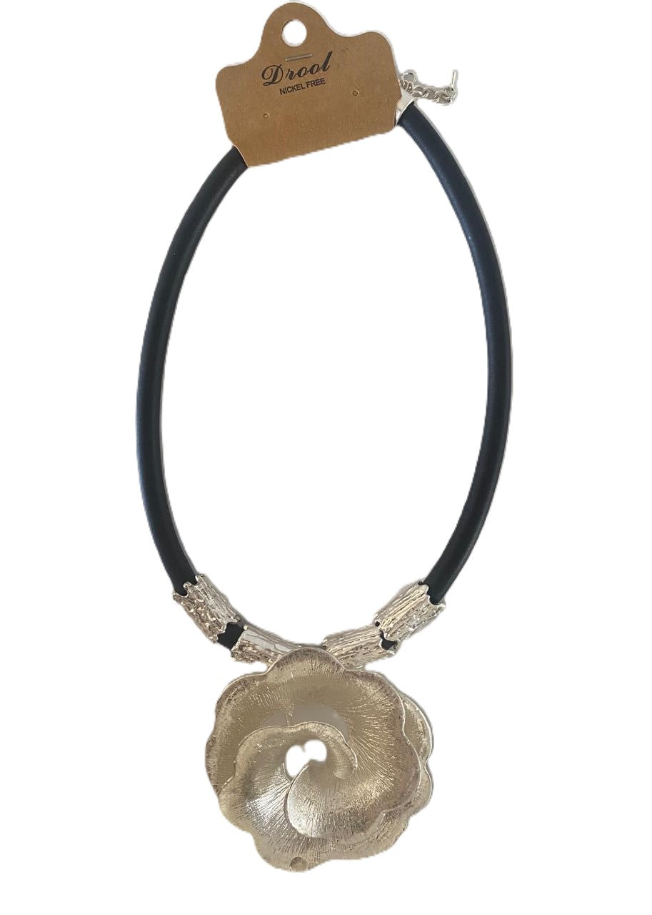 Collar de rosa plateado