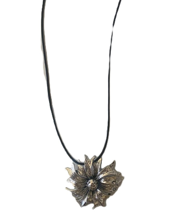 Collar flor plateado