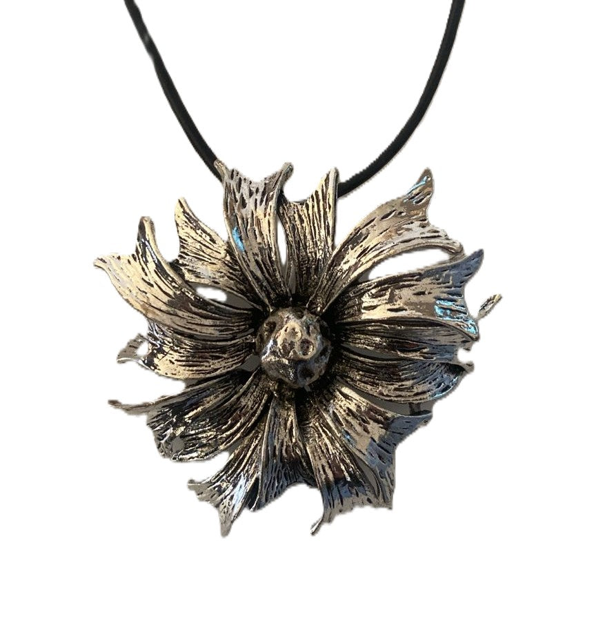 Collar flor plateado