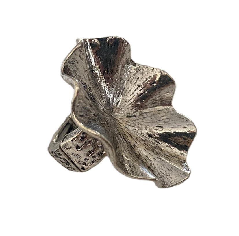 Anillo plateado grande