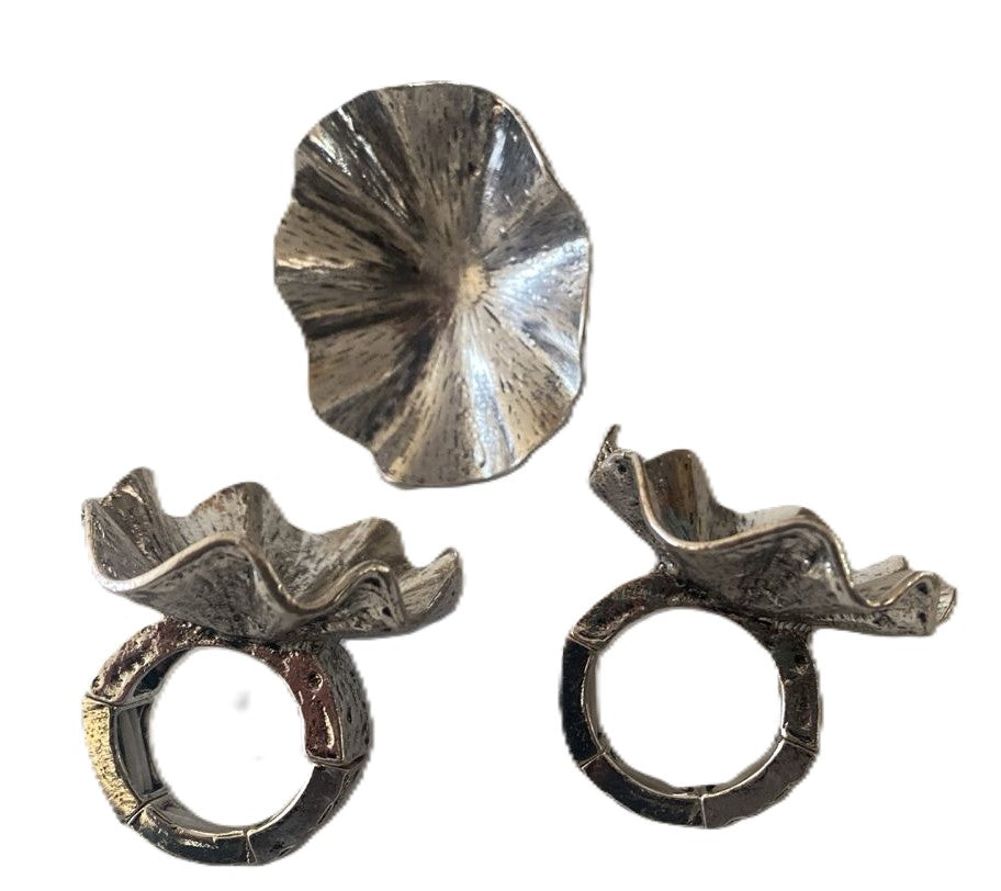 Anillo plateado grande
