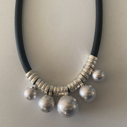 Collar bolitas plateado