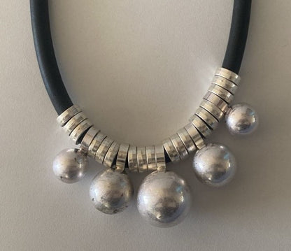 Collar bolitas plateado