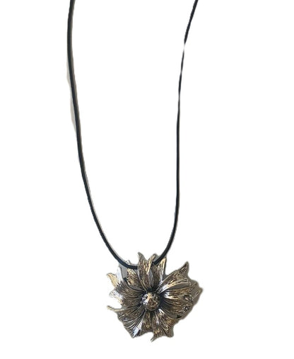 Collar flor plateado