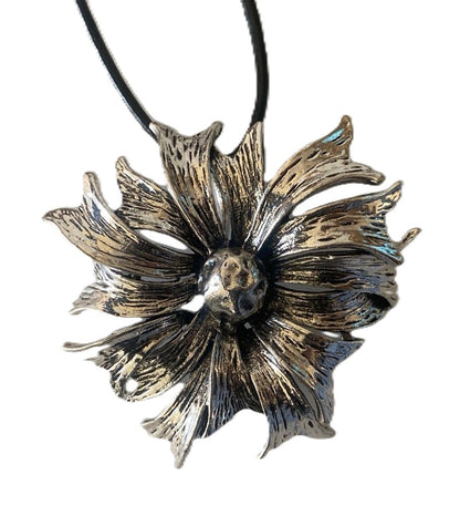 Collar flor plateado